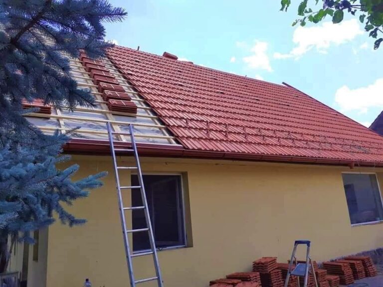 Montaj țiglă metalică roșie pe acoperiș de casă, lucrare în desfășurare – Vreau Acoperiș